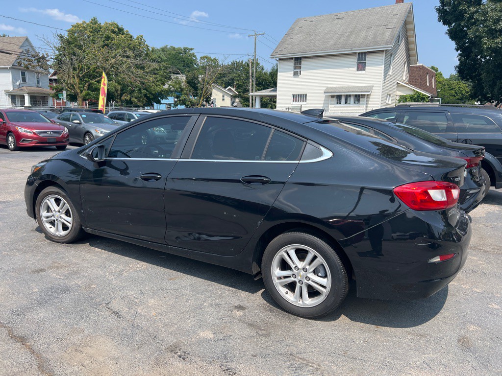 2017 Chevrolet Cruze Image 2