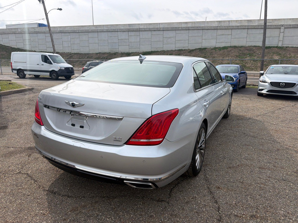 2017 Genesis G90 Image 4