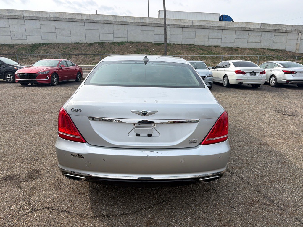 2017 Genesis G90 Image 5