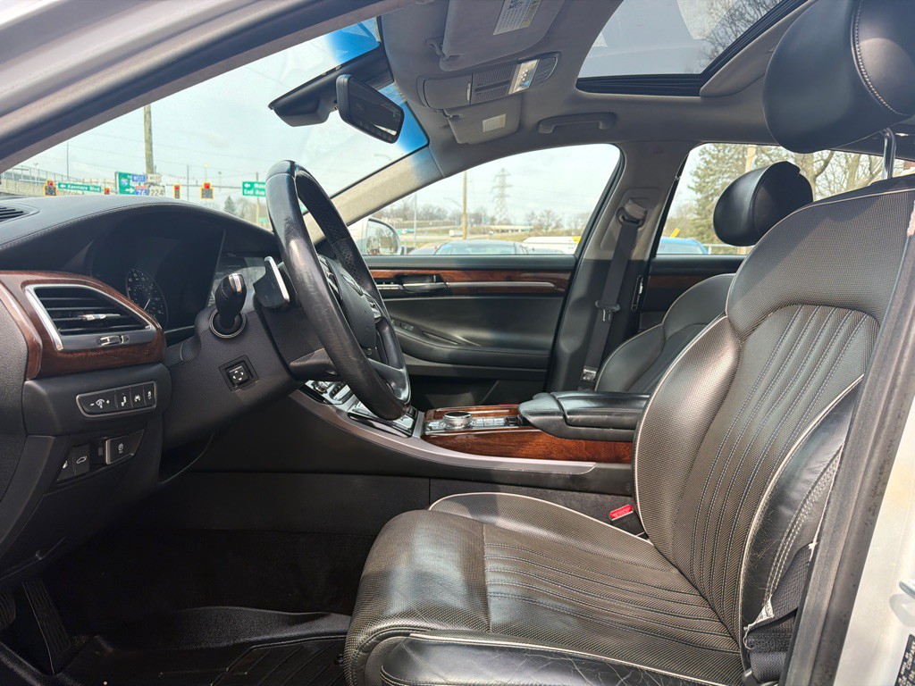 2017 Genesis G90 Image 7