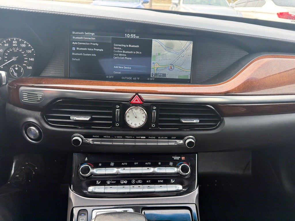 2017 Genesis G90 Image 9