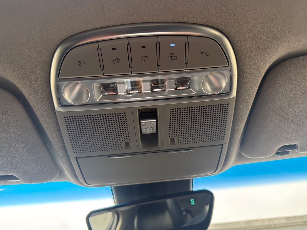 2017 Genesis G90 Image 10