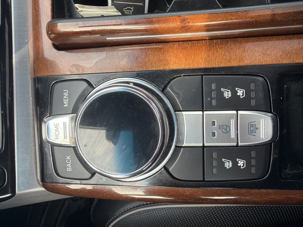 2017 Genesis G90 Image 11