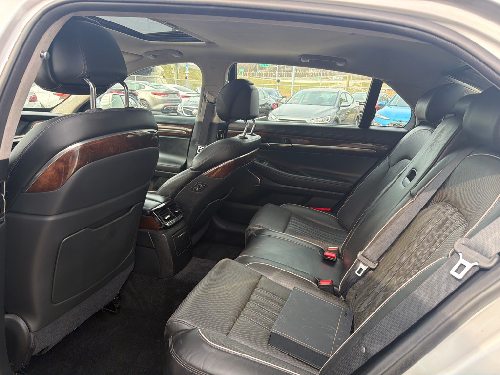 2017 Genesis G90 Image 12