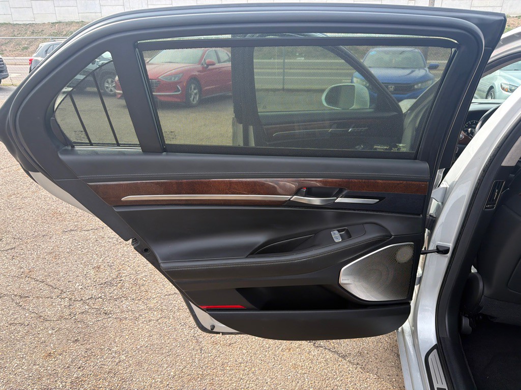 2017 Genesis G90 Image 13