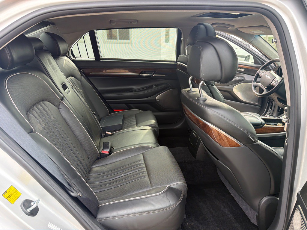 2017 Genesis G90 Image 14
