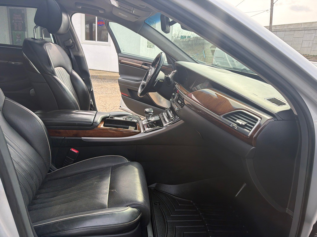2017 Genesis G90 Image 15