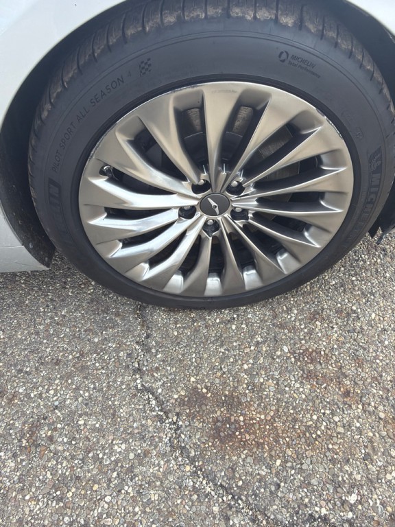 2017 Genesis G90 Image 16