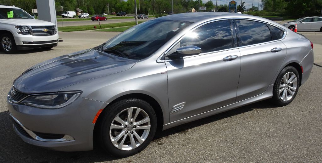 2015 Chrysler 200 Image 2
