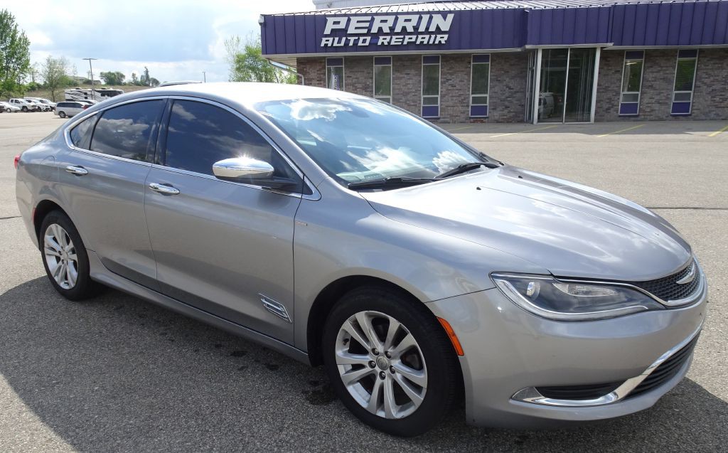 2015 Chrysler 200 Image 4