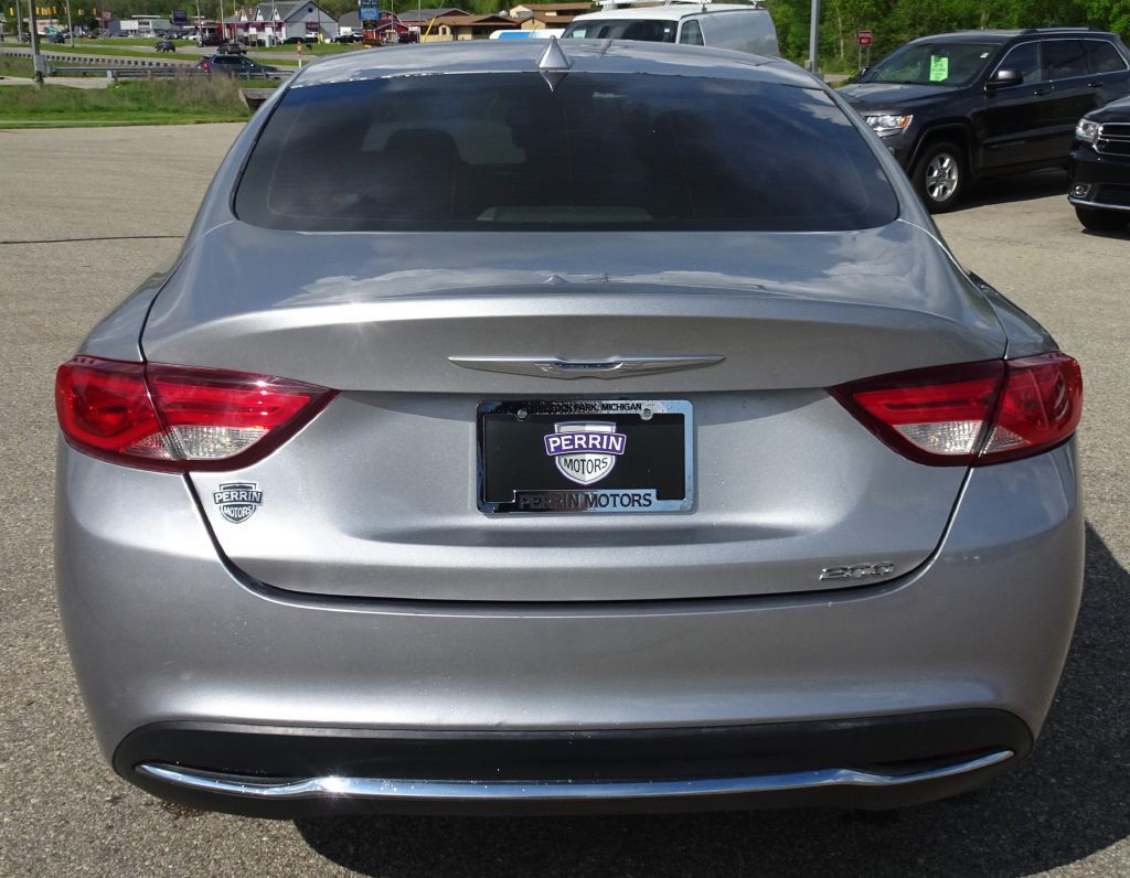 2015 Chrysler 200 Image 8