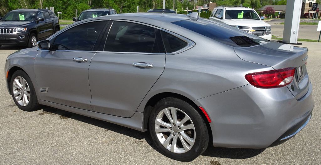 2015 Chrysler 200 Image 9