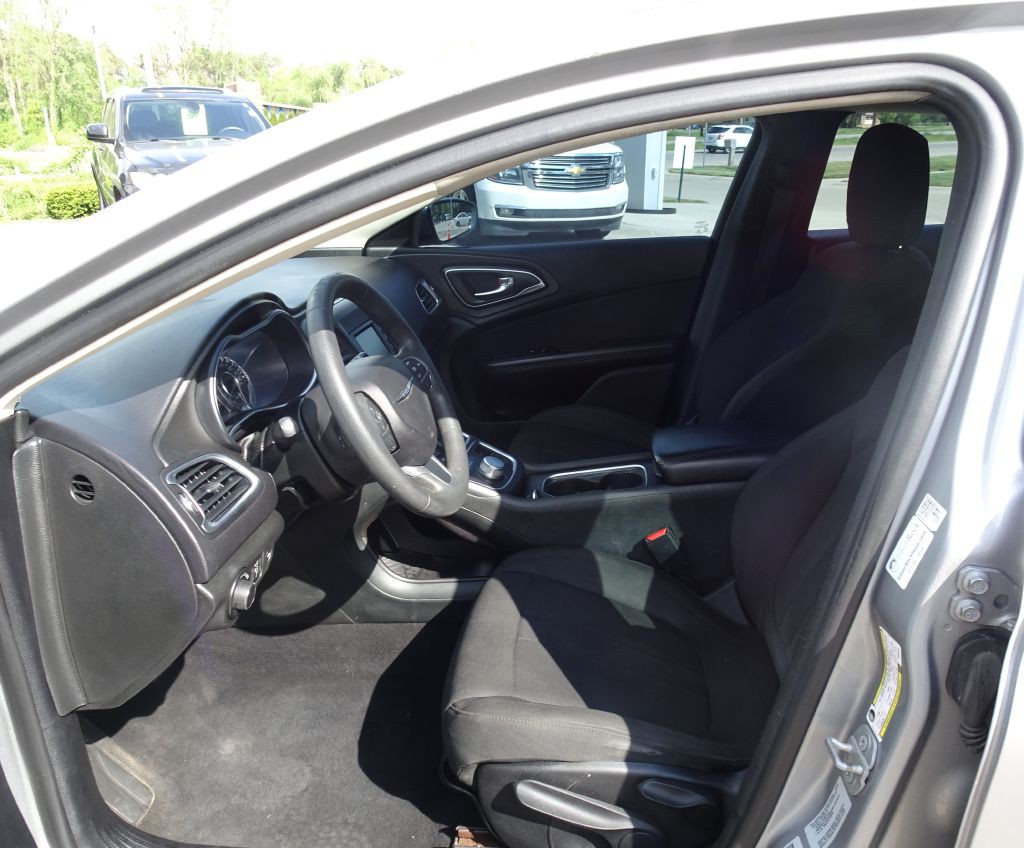 2015 Chrysler 200 Image 10