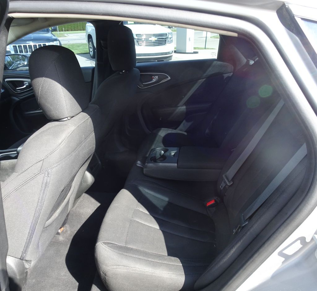 2015 Chrysler 200 Image 11