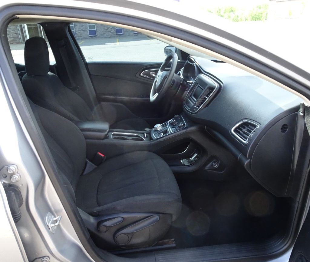 2015 Chrysler 200 Image 12