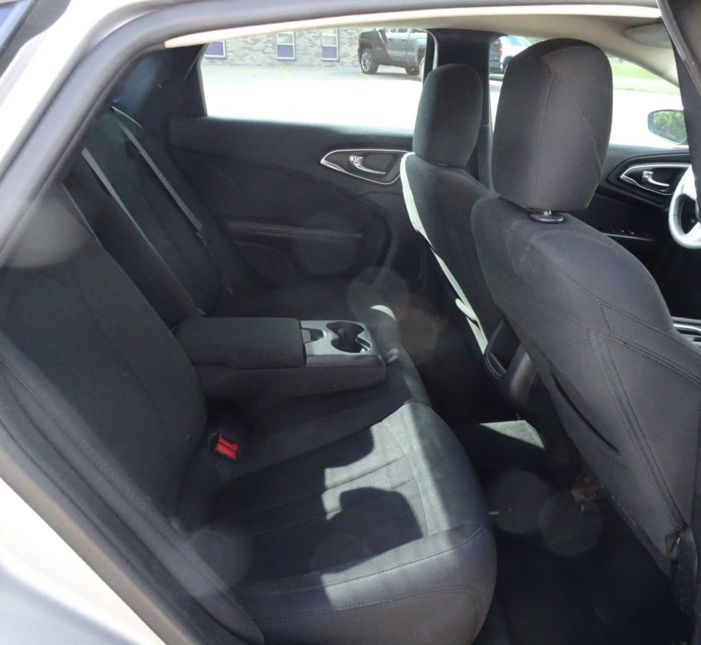 2015 Chrysler 200 Image 13