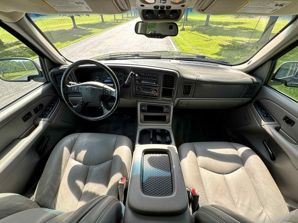 2004 Chevrolet Tahoe Image 10