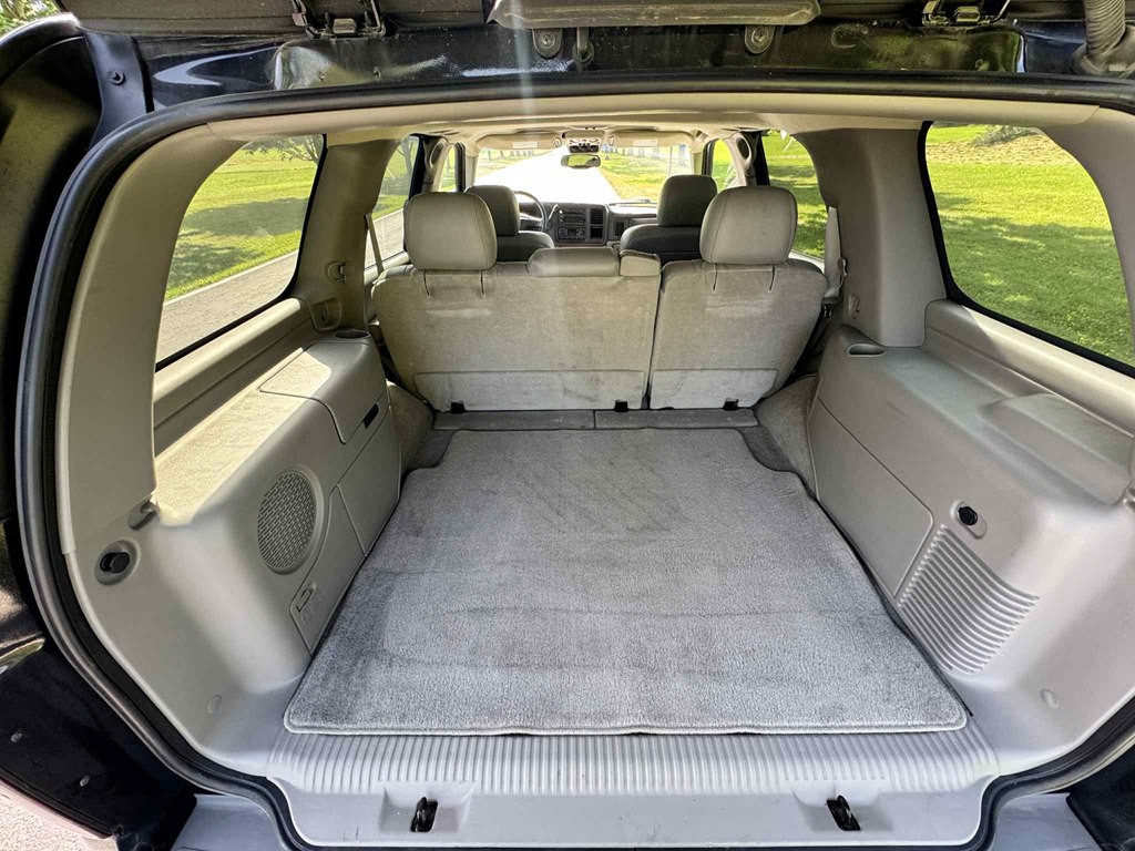 2004 Chevrolet Tahoe Image 12