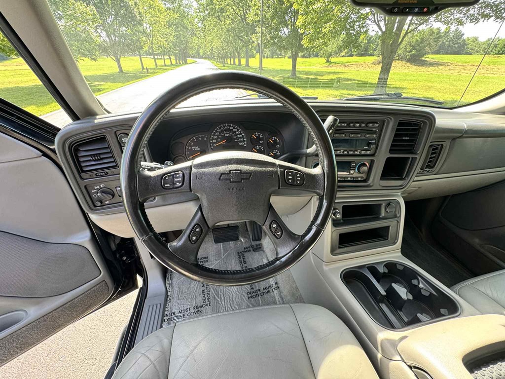 2004 Chevrolet Tahoe Image 14