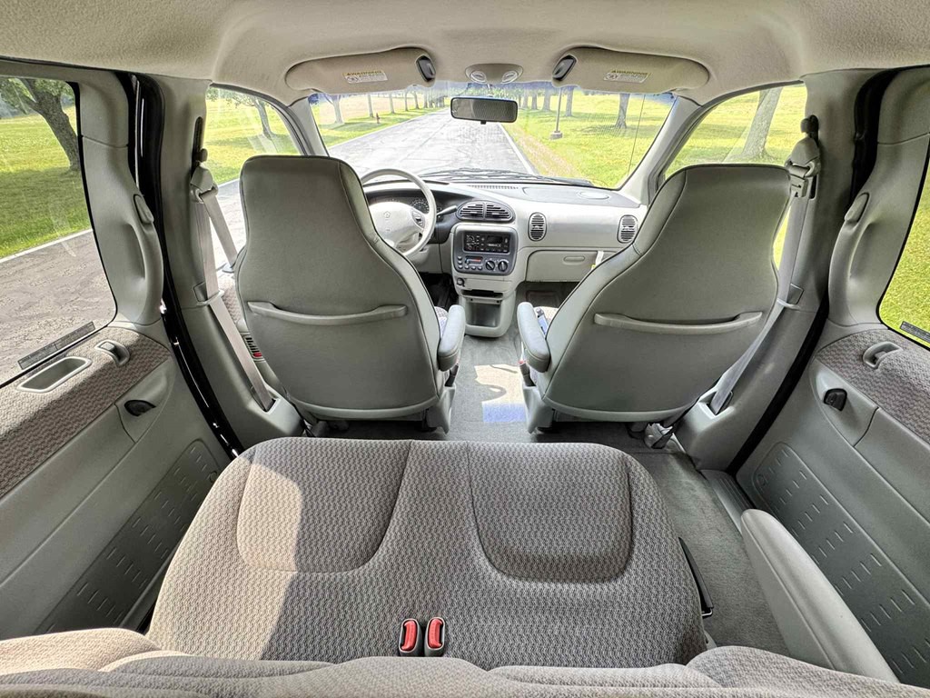 1998 Dodge Ram Van Image 11