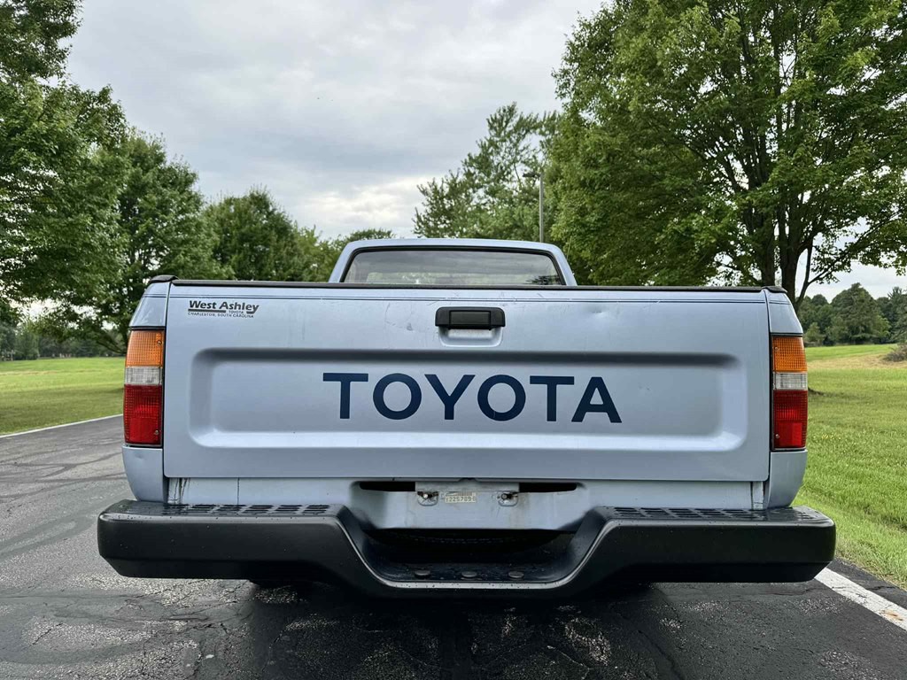 1990 Toyota Pickup Image 8