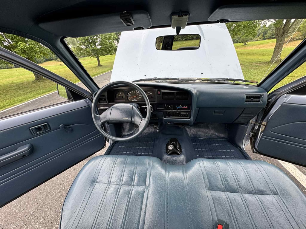 1990 Toyota Pickup Image 12