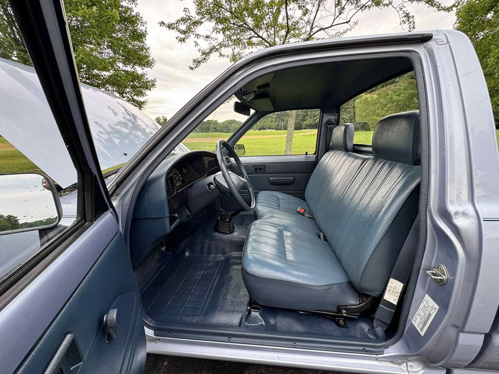 1990 Toyota Pickup Image 13