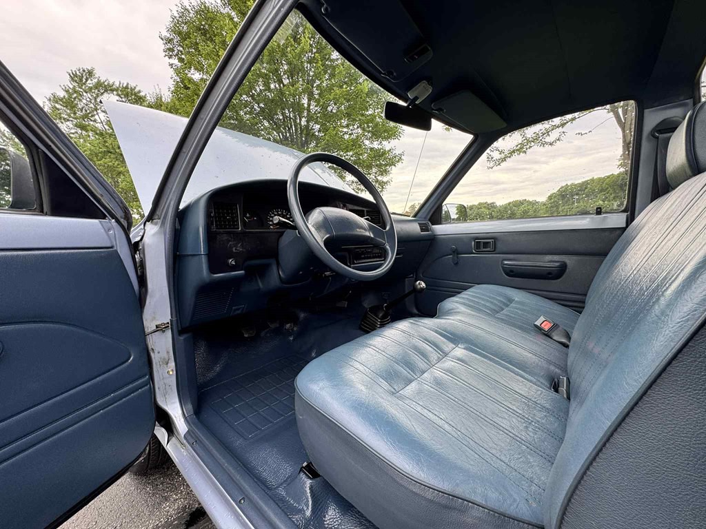 1990 Toyota Pickup Image 16