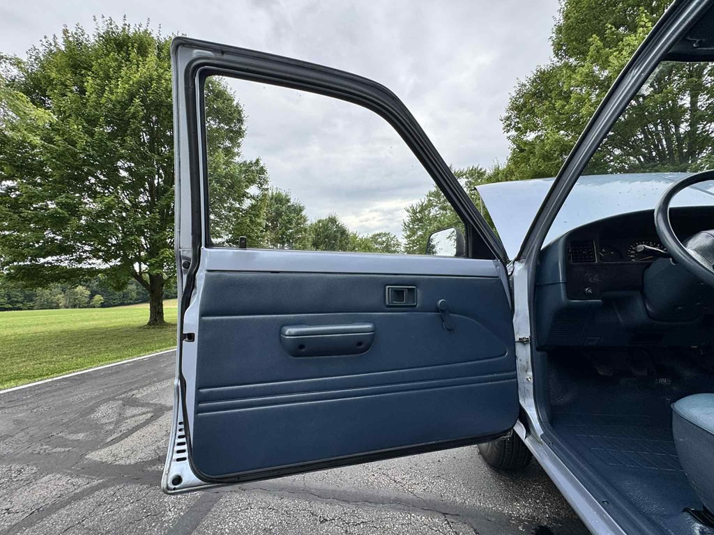 1990 Toyota Pickup Image 17