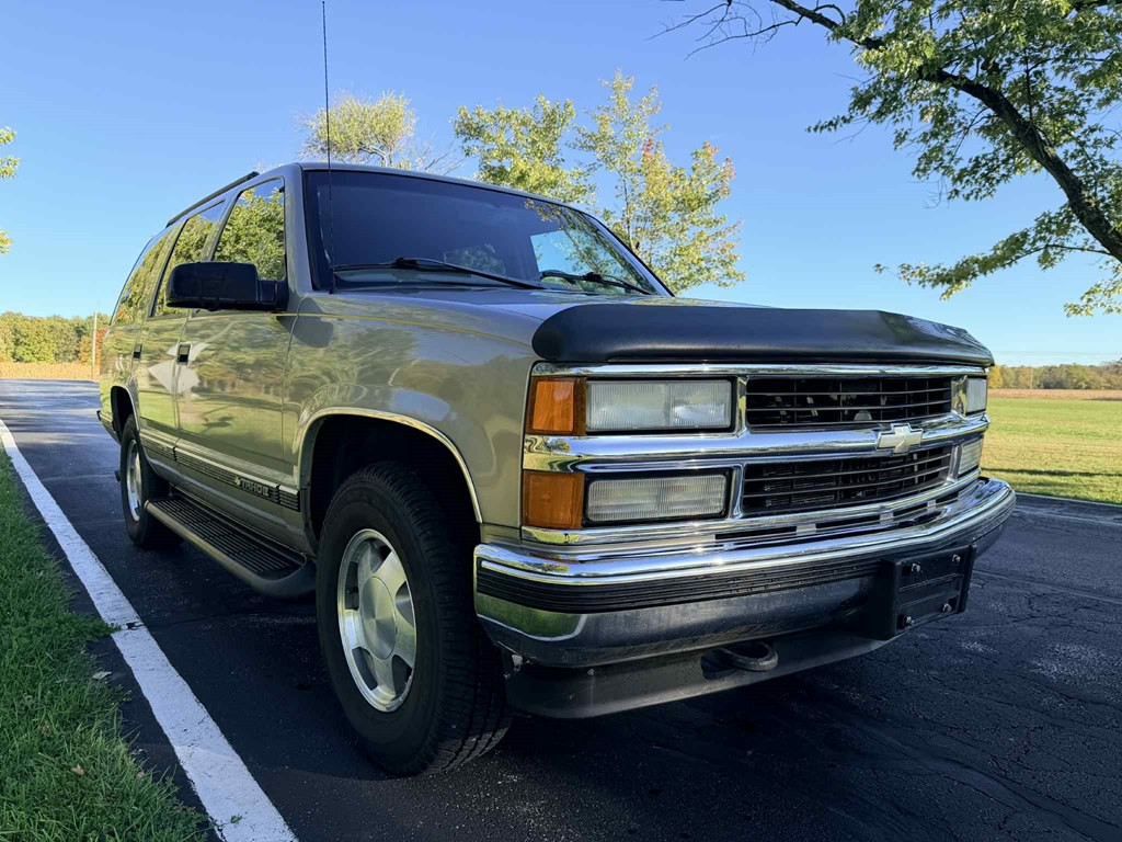 1999 Chevrolet Tahoe Image 2