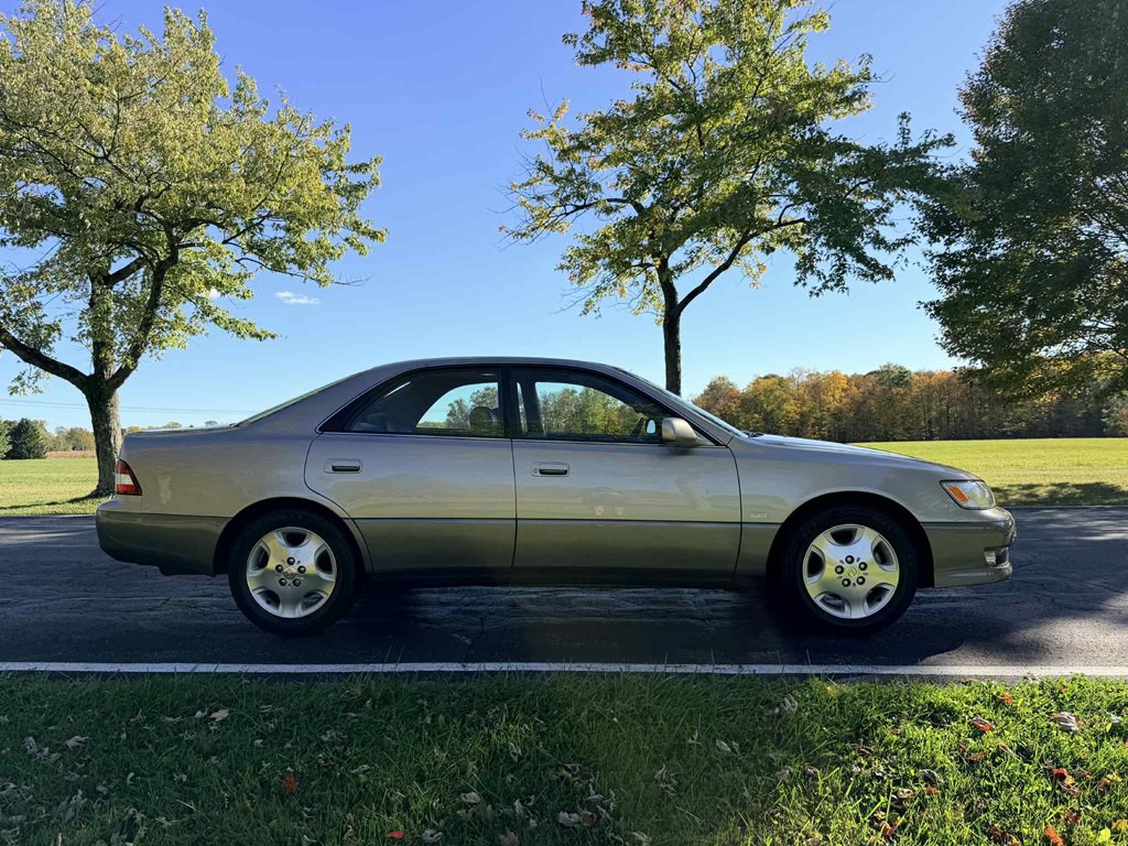 2000 Lexus ES Image 1