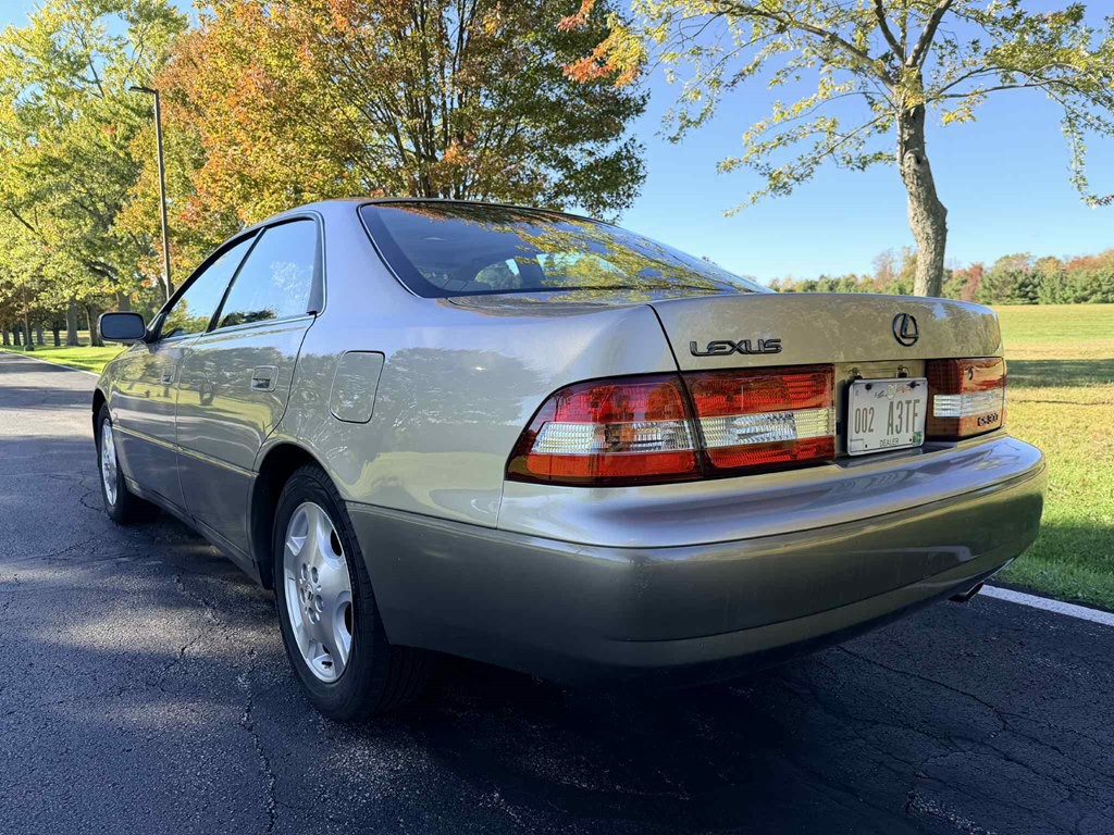 2000 Lexus ES Image 6