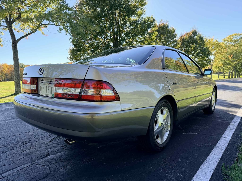 2000 Lexus ES Image 8