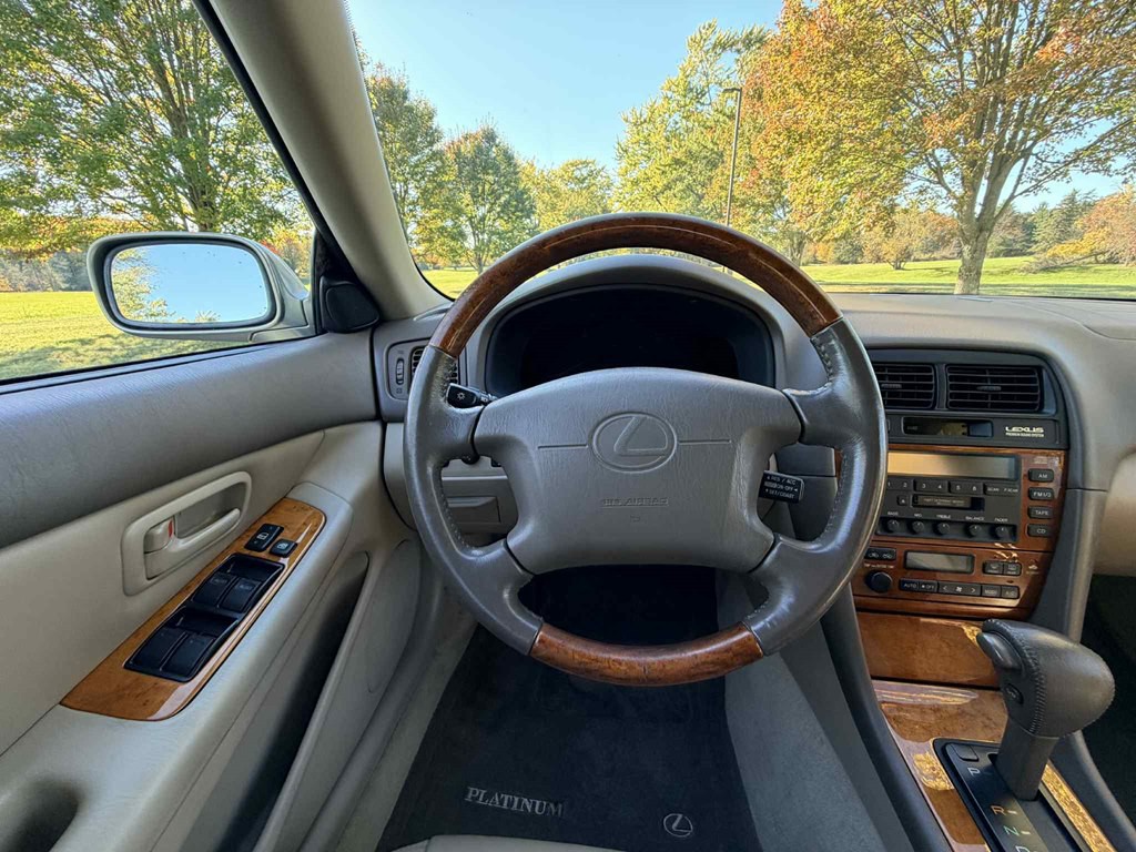 2000 Lexus ES Image 17
