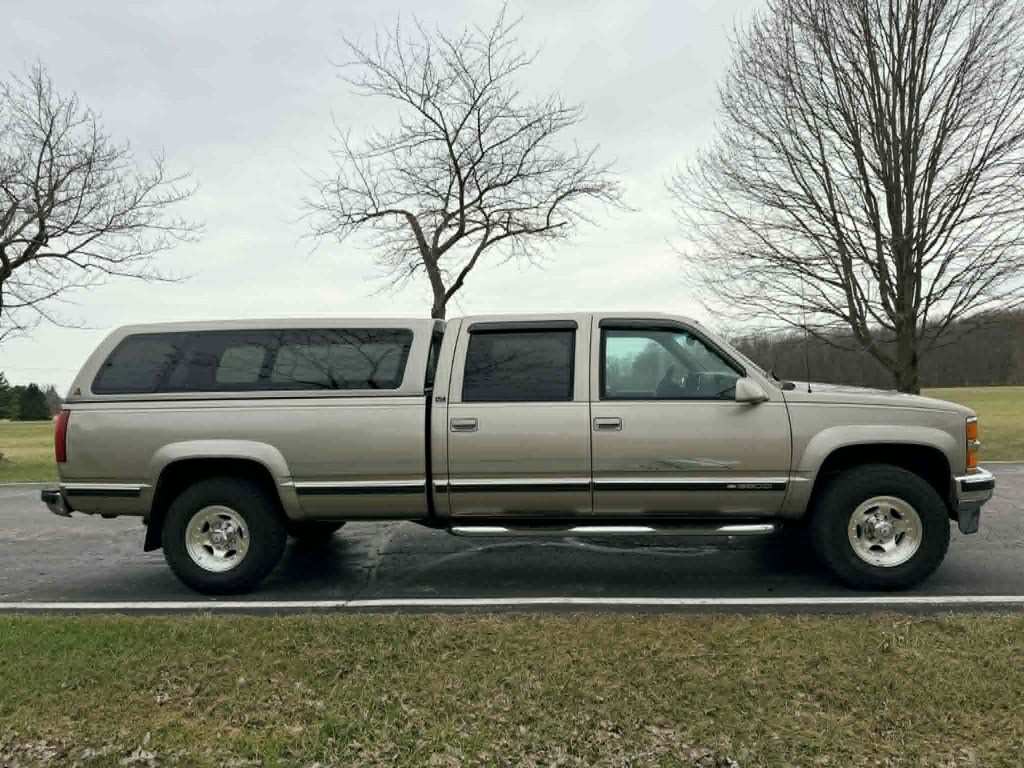 2000 Chevrolet C/K Image 1