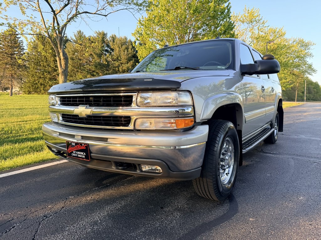 2004 Chevrolet Suburban Image 2