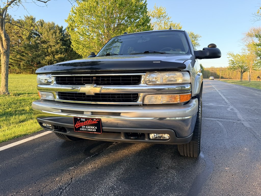 2004 Chevrolet Suburban Image 3