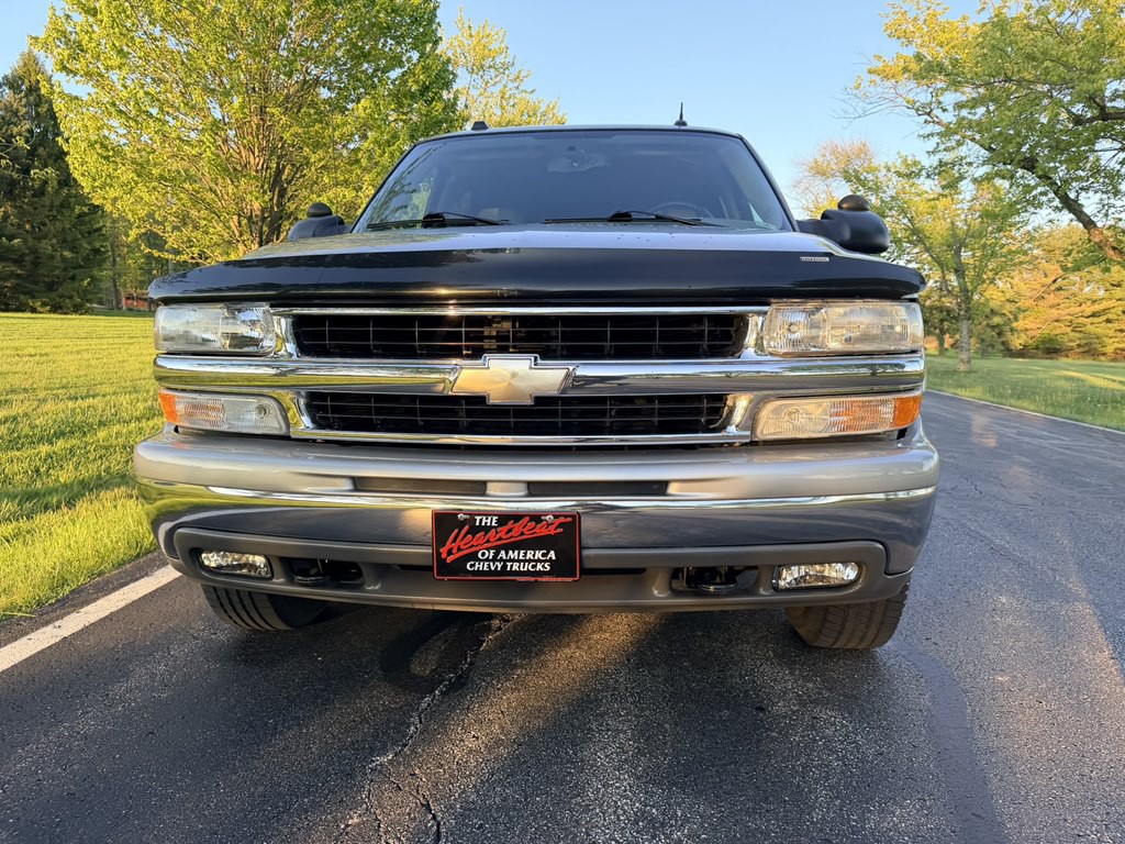 2004 Chevrolet Suburban Image 4