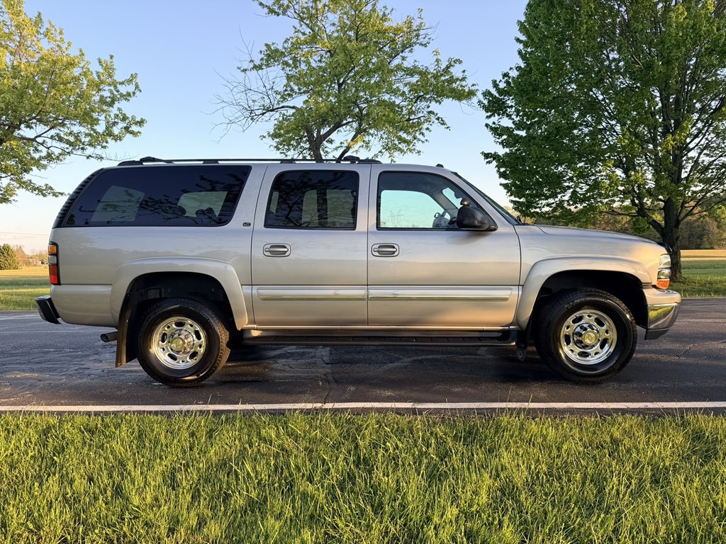 2004 Chevrolet Suburban Image 11