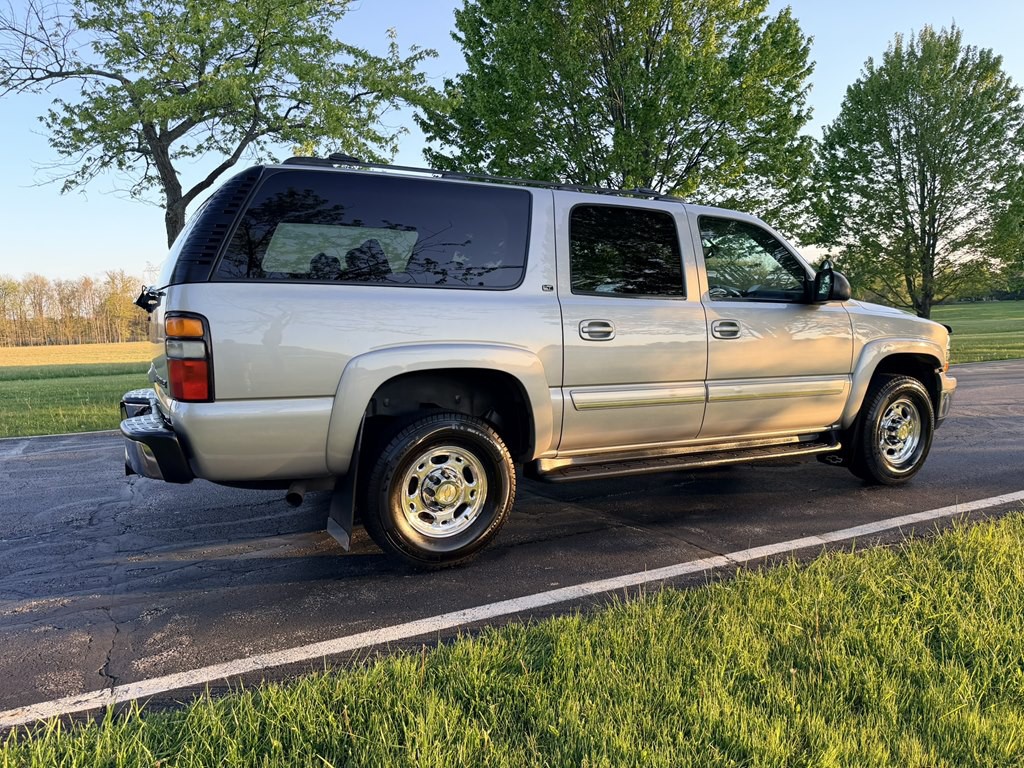 2004 Chevrolet Suburban Image 12