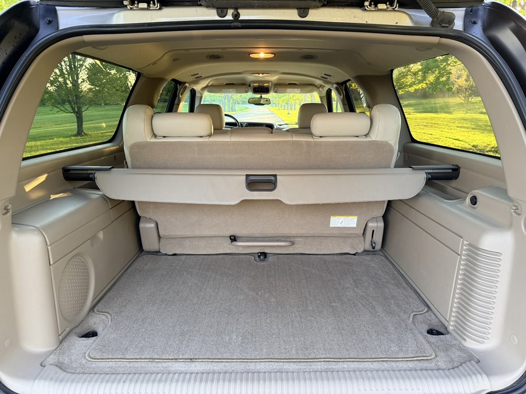 2004 Chevrolet Suburban Image 19