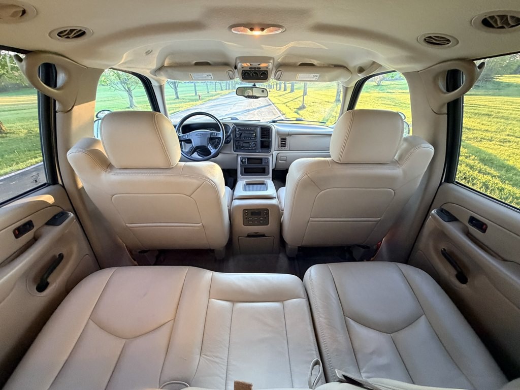 2004 Chevrolet Suburban Image 23
