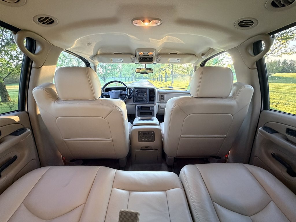 2004 Chevrolet Suburban Image 24