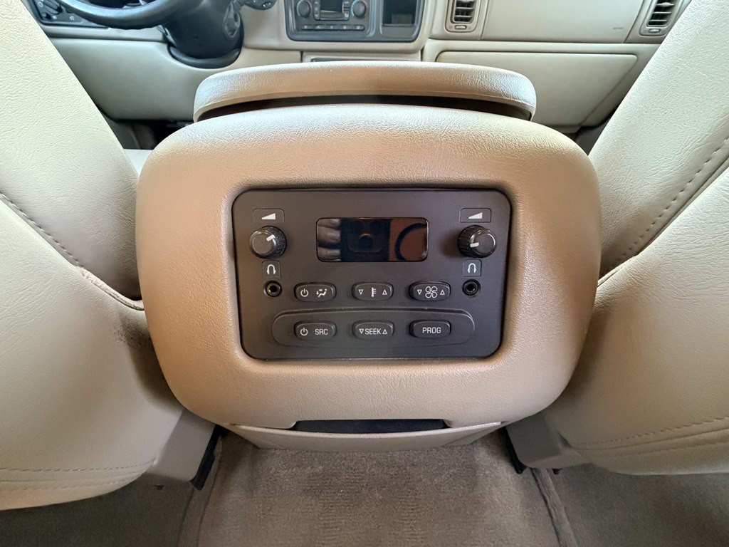 2004 Chevrolet Suburban Image 25