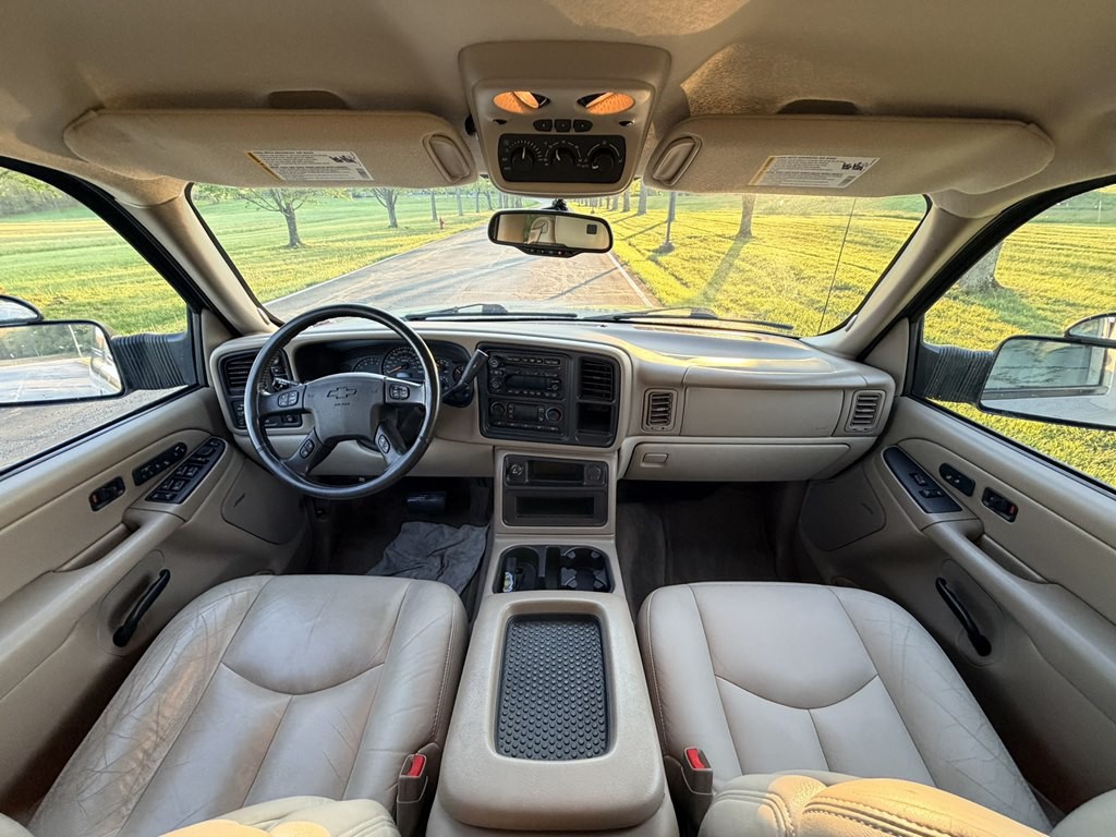 2004 Chevrolet Suburban Image 26