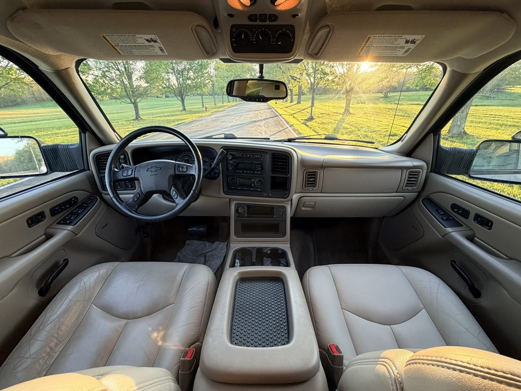 2004 Chevrolet Suburban Image 27