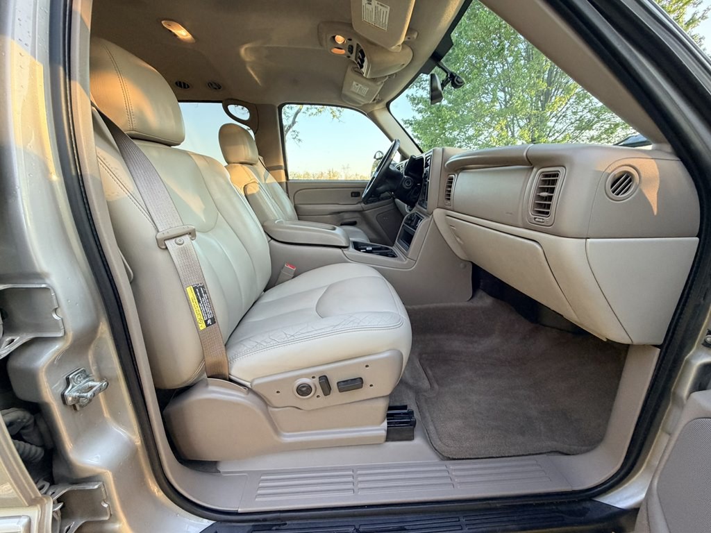 2004 Chevrolet Suburban Image 32
