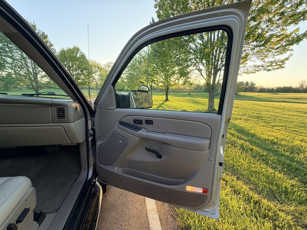 2004 Chevrolet Suburban Image 34