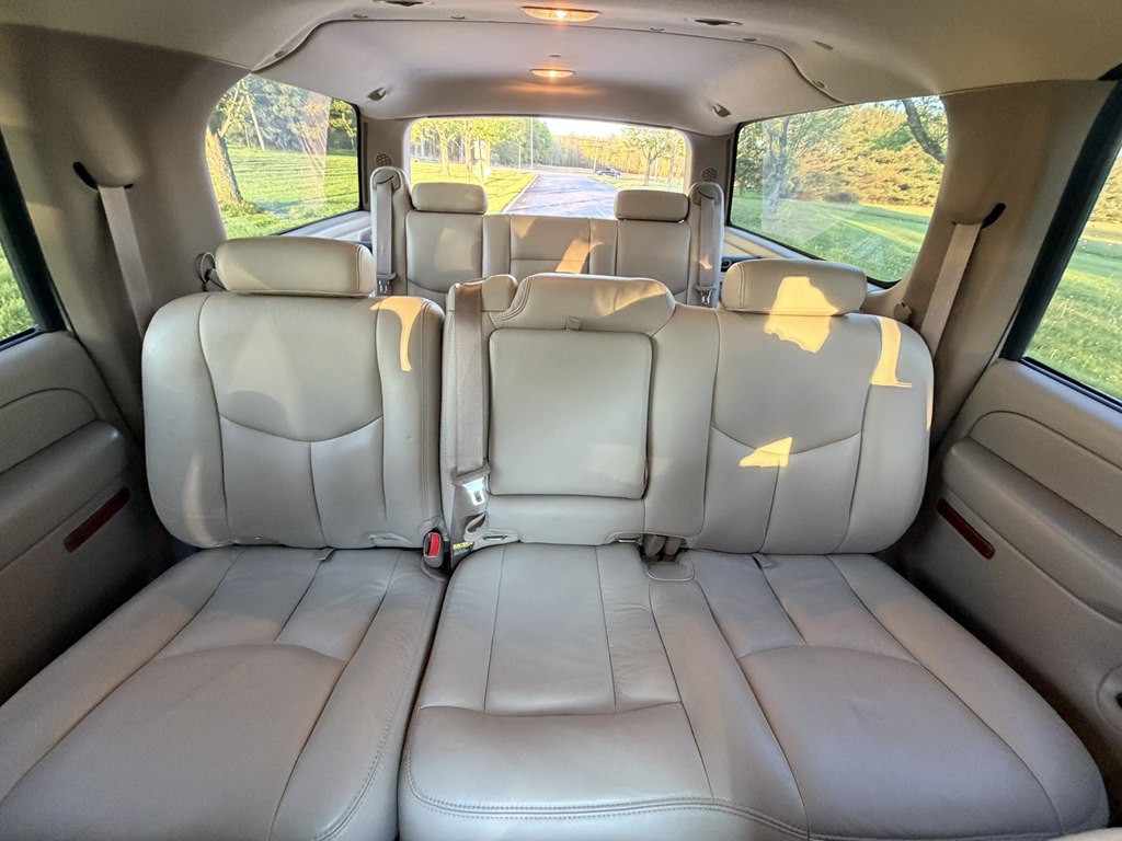 2004 Chevrolet Suburban Image 35