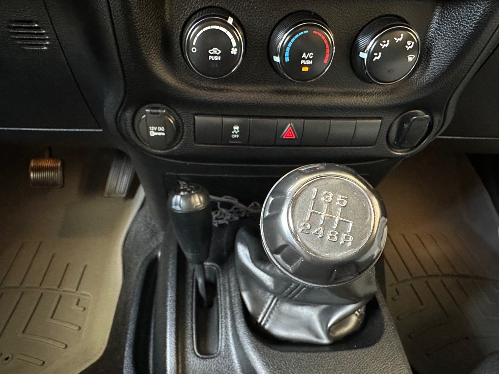 2013 Jeep Wrangler Image 16